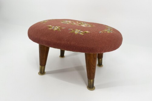 Round pink-chenille stool with floral embroidery, supported by four wooden legs with brass caps (ottoman/footstool).